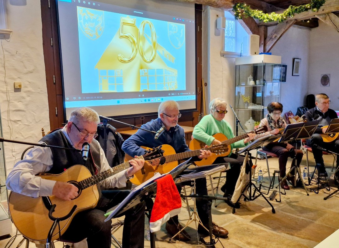 Ewald Krümpel, Helmut Krümpel, Thesi Löring, Ilse Sandkötter und Hans Krümpel (v.l.n.r.) gestalteten den musikalischen Nachmittag im Heimathaus Hauenhorst